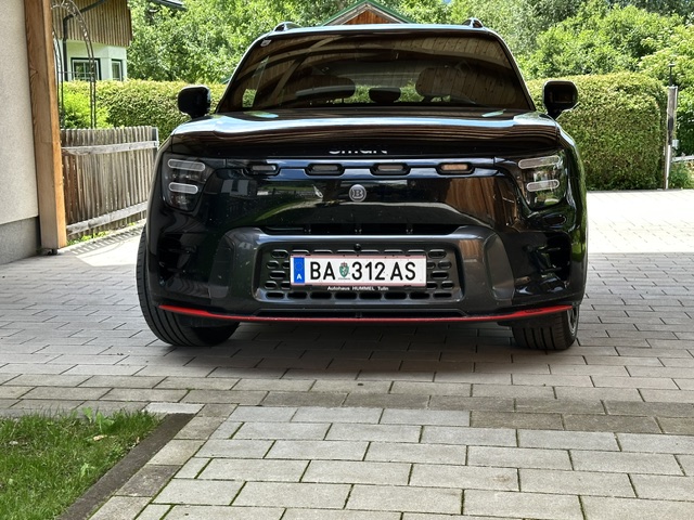 Ein kleines B und schwarze Schaubenkappen